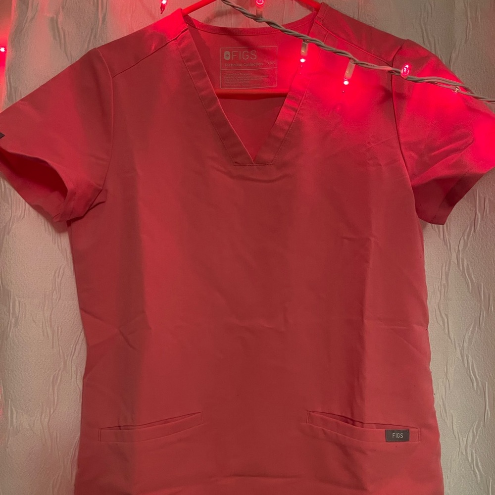 FIGS Casma Two-Pocket Scrub Top (pink)